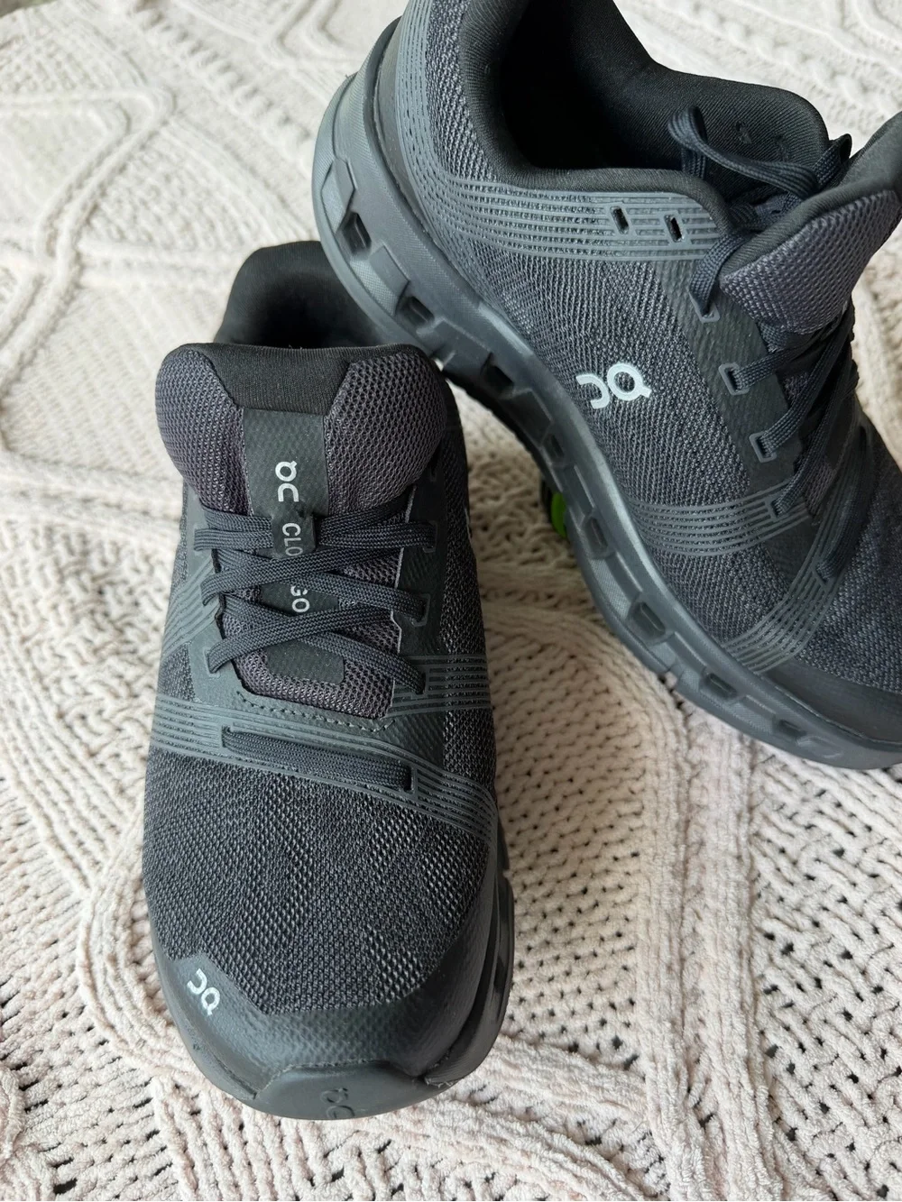 On Cloud women’s Sneakers in Black size W8